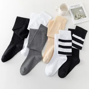 Variété de chaussettes hautes en coton grandes tailles colorées sur table blanche