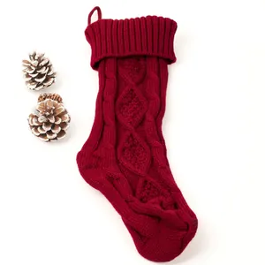 Vue détaillée d'une grande chaussette de Noël en tricot rouge avec texture en losange