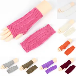 Sammlung gestrickter fingerloser Armstulpen in verschiedenen Farben für den Winter