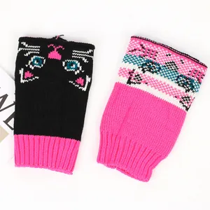 Vue détaillée des jambières en tricot rose et noir avec un joli motif jacquard de chat