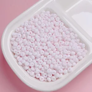 Gedetailleerde macro-opname van 4 mm matroze glazen kralen voor het maken van DIY-sieraden