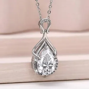 Dettaglio ravvicinato di una collana con ciondolo in moissanite a forma di goccia
