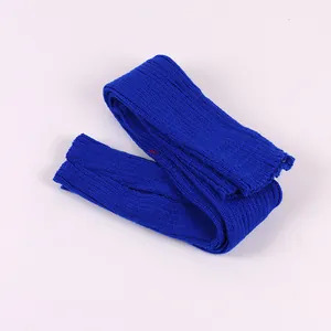 Vue détaillée des jambières en tricot bleu de 81 cm pour la chaleur hivernale.