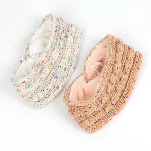 Détail de bandeaux en tricot moucheté épais avec une doublure en polaire chaude