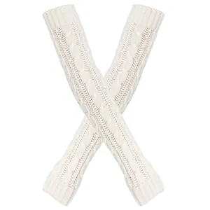 Gedetailleerd zicht op crèmewitte dikke gebreide armwarmers met kabelpatroon in X-vorm
