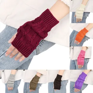 Detailansicht bunter gestrickter fingerloser Handschuhe mit verschiedenen Farboptionen