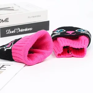 Vue rapprochée des jambières en tricot rose et noir avec motif de chat de dessin animé
