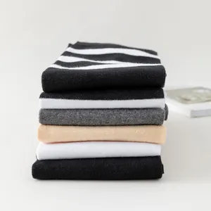 Chaussettes hautes en coton empilées de plusieurs couleurs avec une texture douce