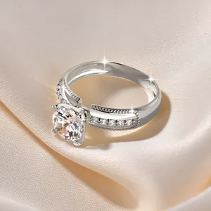 Detailaufnahme eines minimalistischen 14k vergoldeten Rings mit funkelndem Vier-Krallen-Rundstein