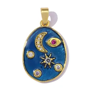 Vue détaillée d'un pendentif ovale en émail bleu avec motifs lune, soleil et œil en or