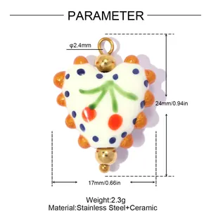 Détail macro d'un pendentif en céramique en forme de cœur avec motifs cerise et dimensions
