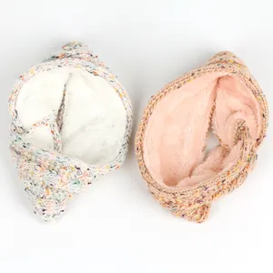 Vue détaillée de la doublure en polaire chaude à l'intérieur du bandeau tricoté