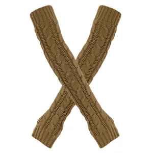 Dikke bruine kabelgebreide armwarmers voor de winter, toont textuur en lengte.