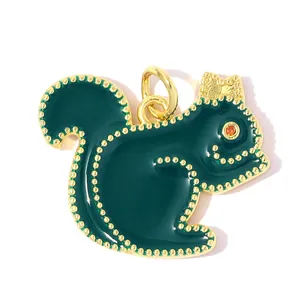 Detail eines grünen Emaille-Eichhörnchen-Anhängers mit goldfarbenem Rand und Zirkonia-Auge.
