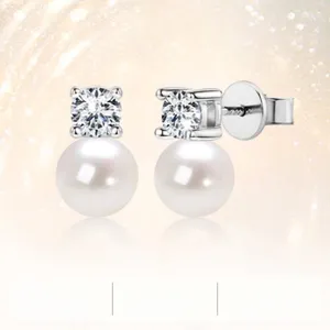 Macro-opname van S925 sterling zilveren oorbellen met zoetwaterparels en stenen