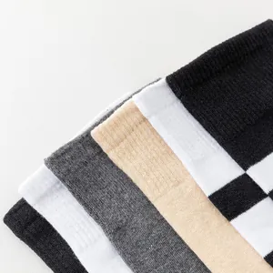 Détail rapproché montrant la texture des chaussettes hautes en coton à haute élasticité colorées