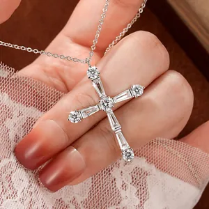 Gros plan du pendentif croix en moissanite étincelante avec design géométrique élégant