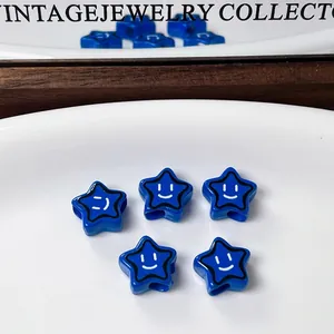 Dettaglio macro di perline blu a forma di stella con faccina per gioielli