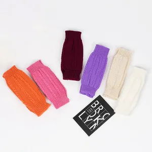 Mehrfarbige gestrickte armstulpen ohne finger mit zopfmuster im detail dargestellt.