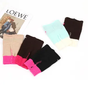 Vue détaillée de jambières en tricot colorées avec bords côtelés et divers motifs