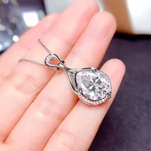 Primo piano dettagliato di un ciondolo a goccia in moissanite su catenina d'argento