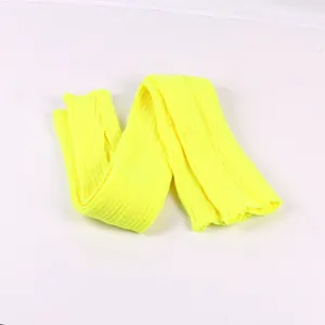 Un gros plan sur un tissu tricoté jaune néon avec un motif à côtes verticales