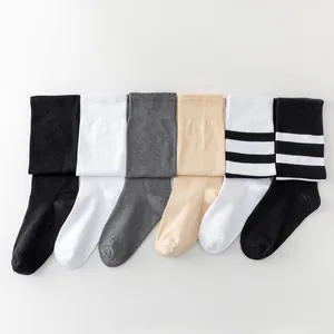 Sélection de chaussettes hautes en coton grande taille, couleurs unies et rayures variées.