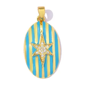 Vue rapprochée d'un pendentif ovale à rayures bleu et or avec une étoile à six branches