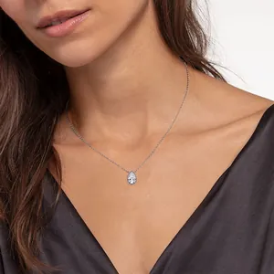 Primo piano di una collana con pendente in moissanite a goccia da donna.