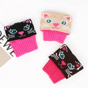 Détail de jambières en tricot jacquard à motif chat mignon dans trois couleurs assorties