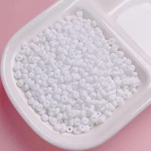 Close-up van witte 4 mm matte glazen rocailles voor handgemaakte doe-het-zelf sieradenprojecten