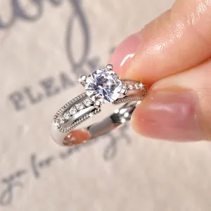 Detailansicht eines funkelnden Vier-Krallen-Diamantrings mit eleganten Akzenten aus Seitensteinen