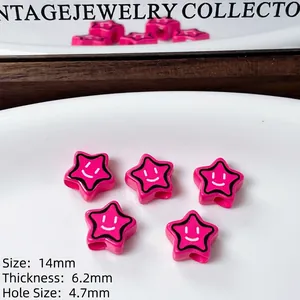 Dettaglio perle a stella rosa con faccina sorridente per gioielli fai da te e hobby
