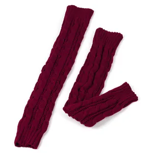 Detail van bordeauxrode kabelgebreide dikke armwarmers voor extra winterse warmte