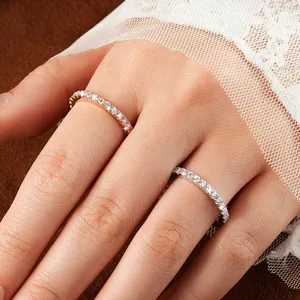 Κοντινό πλάνο με στοιβαζόμενα δαχτυλίδια moissanite 14 καρατίων χρυσού σε ένα χέρι.