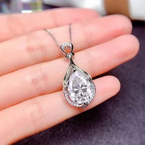 Vista dettagliata del pendente in moissanite a goccia con castone halo su catena in argento