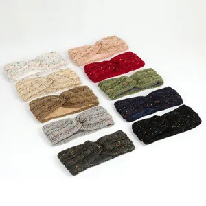 Collection multicolore de bandeaux en tricot épais doublés de polaire avec pois colorés.
