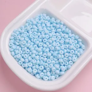 Detailopname van lichtblauwe 4 mm matte glazen kralen in een witte schaal voor DIY sieraden