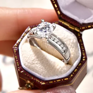 Nahaufnahme eines eleganten 14k goldgefüllten Rings in einer roten Geschenkbox