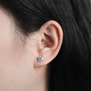 Λεπτομερής άποψη κλασικού σκουλαρικιού moissanite με τέσσερα δόντια πάνω στο αυτί