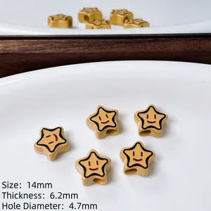 Dettaglio di perline gialle a stella con smile e fori da 4,7 mm per gioielli DIY
