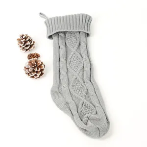 Vue détaillée d'une grande chaussette de Noël en maille grise avec texture douce