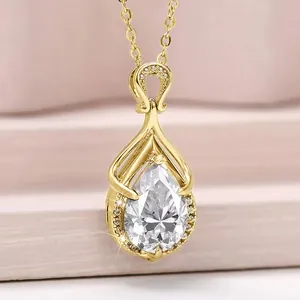 Dettaglio ravvicinato di una collana con pendente a goccia in moissanite dorata