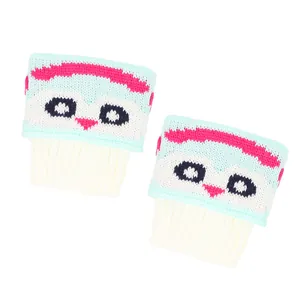 Détail de revers de bottes tricotés avec motif jacquard de hibou mignon en menthe et rose.