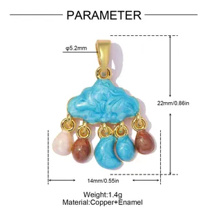 Vue détaillée d'un pendentif nuage en émail bleu avec breloques gouttes colorées et dimensions
