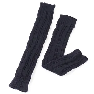 Gedetailleerd overzicht van de kabelgebreide textuur van marineblauwe wollen armwarmers