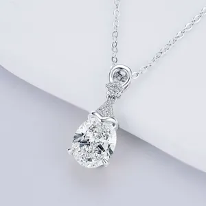 Dettaglio ravvicinato di un elegante ciondolo in moissanite taglio a pera con catenina