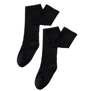 Détail des chaussettes hautes en coton noir très élastiques pour grandes tailles.