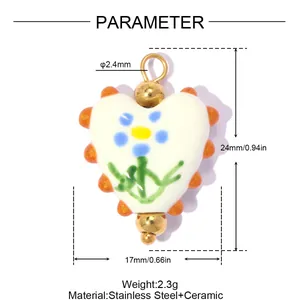 Vue macro détaillée d'un pendentif cœur en céramique avec dimensions et poids