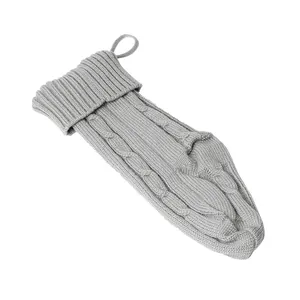 Vue détaillée de la chaussette de Noël en tricot gris avec boucle de suspension